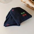 Molla per capelli in denim blu scuro con ricami di ciliegie rosse e piccoli cuori - Pinza per Capelli Triangolare in Denim Blu Scuro con Ciliegia