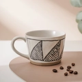 Tazza in ceramica dipinta a mano con triangoli neri su fondo crema e base in argilla - Tazza con motivo a triangolo