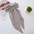 Detailopname van een elegante grijze satijnen haarstrik met lange linten op witte basis - Grijs