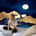 Arazzo da parete con montagne in foglia d'oro e luna sopra una camera da letto accogliente - 150x130cm / Balena di Mezzanotte e Montagna d'Oro