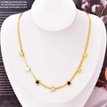 Collier chaîne serpent dorée avec pendentifs étoiles noirs et blancs sur un buste - Étoile Pentagramme