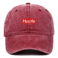 Cappellino da baseball rosso scuro lavato vintage con ricamo Hustle su sfondo bianco - Taglia unica / Borgogna