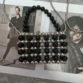 Detail der handgefertigten Mini-Perlentasche in Silber und Schwarz mit langer Kette - Groß / Schwarz