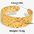 Makroansicht des 18k vergoldeten Edelstahl-Armreifs mit Maßen und Hammerschlag-Textur - Gold