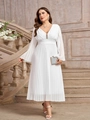 Dettaglio di un abito lungo in chiffon bianco con scollo a V pieghettato e maniche lunghe - 1XL / Bianco
