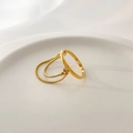 Detailopname van gouden minimalistische ring met dubbele slangenketting franje accenten - US 6 / Slangenbot Dubbele Kettinglaag
