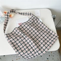 Dettaglio della borsa tote in tela con etichetta MISS tessuta e motivo floreale vintage - 5 Beige Fiore Circolare a Cinque Petali