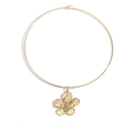 Collana a girocollo dorata con ciondolo a fiore a cinque petali e finitura martellata - Fiore Dorato