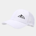 Detail van het bergborduurwerk aan de zijkant van deze witte mesh trucker pet - Wit