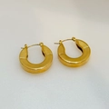 Vue détaillée des boucles d'oreilles créoles C épaisses dorées 18 carats avec fermoir sûr - Doré