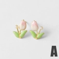 Roze tulpen oorknopjes met groene emaille bladeren en witte parel accenten - Tulpenstijl Roze Wit (A)