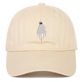 Gros plan d'une broderie de fantôme de dessin animé sur le devant d'une casquette beige - Réglable / Beige