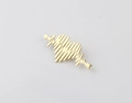 Détail macro d'une broche battement de coeur dorée avec flèche sur fond gris - Doré