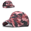 Détail d'une casquette camouflage rose avec bord usé et ouverture pour queue de cheval - Casquette Queue de Cheval (Style Usé) / Rouge Camouflage