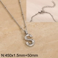 Collana con ciondolo a lettera S in acciaio al titanio con catena a sfere regolabile - Lettera S Argentata (KN287014-Z)
