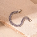 Nahaufnahme von vierreihigem Tennisarmband mit lila und weißen Zirkonia und Faltverschluss - Lila Zirkonia Schnallenarmband