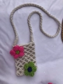 Handgefertigte cremefarbene Häkeltasche mit bunten rosa und grünen Blumendetails - Cremeweiß