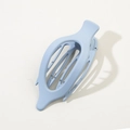 Pinza per capelli piatta azzurra opaca con design traforato su sfondo beige - Blu Grigio Chiaro Opaco