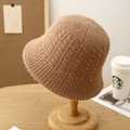 Winter gebreide vissershoed in camelbruin op een houten standaard in een knusse sfeer - M (56-58cm) / Khaki