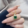 Détail du collier avec pendentif zircon vert émeraude et halo de diamants dorés - 0630-Or Carré Vert Foncé