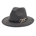 Dettaglio del cappello fedora grigio scuro con nastro nero e fibbia a catena dorata - grigio scuro
