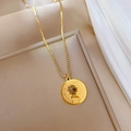 Dettaglio macro del ciondolo a moneta d'oro su catena in acciaio al titanio in scatola - Ritratto di Elisabetta (M127 Oro) / Oro