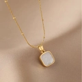 Collana dorata minimalista con pendente quadrato bianco su sfondo di seta champagne - Bianco