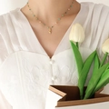 Collana con tulipano dorato e perle di cristallo verde indossata da modella - Collana d'Oro - 40+5cm