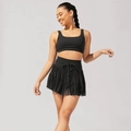 Zweiteiliges schwarzes Sportset mit hochtailliertem Mesh-Faltenrock und passendem Crop-Top - S / Schwarz