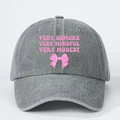 Gewaschene graue Baseballkappe mit rosa Very Demure Schriftzug und Schleifenmotiv - Einheitsgröße / Grau