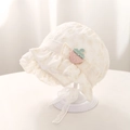 Dettaglio della cuffia in pizzo bianco per neonata con fragola rosa e lacci fini - 46-48cm (5-15 Mesi) / Beige