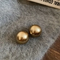 Detailansicht der polierten goldenen Kugelohrstecker mit glänzender Spiegeloberfläche - Durchmesser 25mm / Champagner