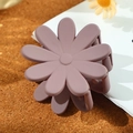 Détail de la pince à cheveux marguerite mauve mate sur un fond en liège naturel - 4.8cm / Gris Violet