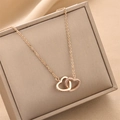 Collier élégant double cœur entrelacé en or rose avec cristaux sur boîte à bijoux - Or rose