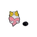 Spilla smaltata gatto giallo e bianco con cuore rosa e chiusura a farfalla in gomma - Gatto Calicò Che Abbraccia Cuore (CZ1293—3)
