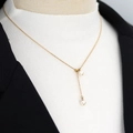 Collana a Y dorata regolabile con perle d'acqua dolce naturali su maglia a coste bianca - Oro