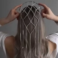 Vista dettagliata della fascia in strass argento con frange su capelli lunghi - Fascia con Nappe in Strass / Argento
