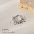 Makroaufnahme der 13 mm Edelstahl-Nasenring-Abmessungen und Zirkon-Inlay-Details - YHQY-7029