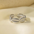 Bague ouverte en acier argenté avec texture coquillage sur fond de soie - Bague Ouverte Coquillages Liés (QYF177) / Argent
