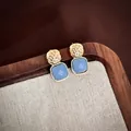 Dettaglio delle pietre preziose blu quadrate con orecchini vintage in metallo dorato - Oro-Blu