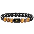 Détail du bracelet en perles d'oeil de tigre et obsidienne avec breloque lettre M - Lettre M