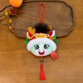 Pendentif en peluche mascotte Année du Cheval avec pompon rouge pour le Nouvel An - 10cm (Hors Gland) / Breloque / Vert