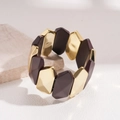Detail eines klobigen geometrischen Elastikarmbands mit Goldmetall und braunem Harz - Gold/Braun