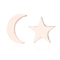 Dettaglio di orecchini asimmetrici a stella e luna in oro rosa su sfondo specchio bianco - Oro Rosa