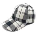 Klassische Baseballkappe mit schwarz-weißem Karomuster und gebogenem Schirm im Profil - M (56-58cm) / Weiß