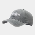 Détail de la casquette en coton gris délavé avec broderie blanche Andyou cursive - Gris