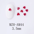 Makro-Detail von 3,5mm roten Nagelkunst-Kristallclustern auf weißem Nagel für DIY - Hellrot (AM44) / 3.5mm