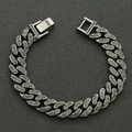 Dettaglio macro del bracciale cubano hip hop argento con cristalli verdi e pavé di diamanti - 7 pollici / Nero
