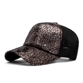 Gorra de béisbol con lentejuelas bronce y malla negra con visera metálica - café