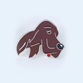 Vue détaillée d'une broche chien en émail marron avec une bordure en métal argenté - Style Chien Setter